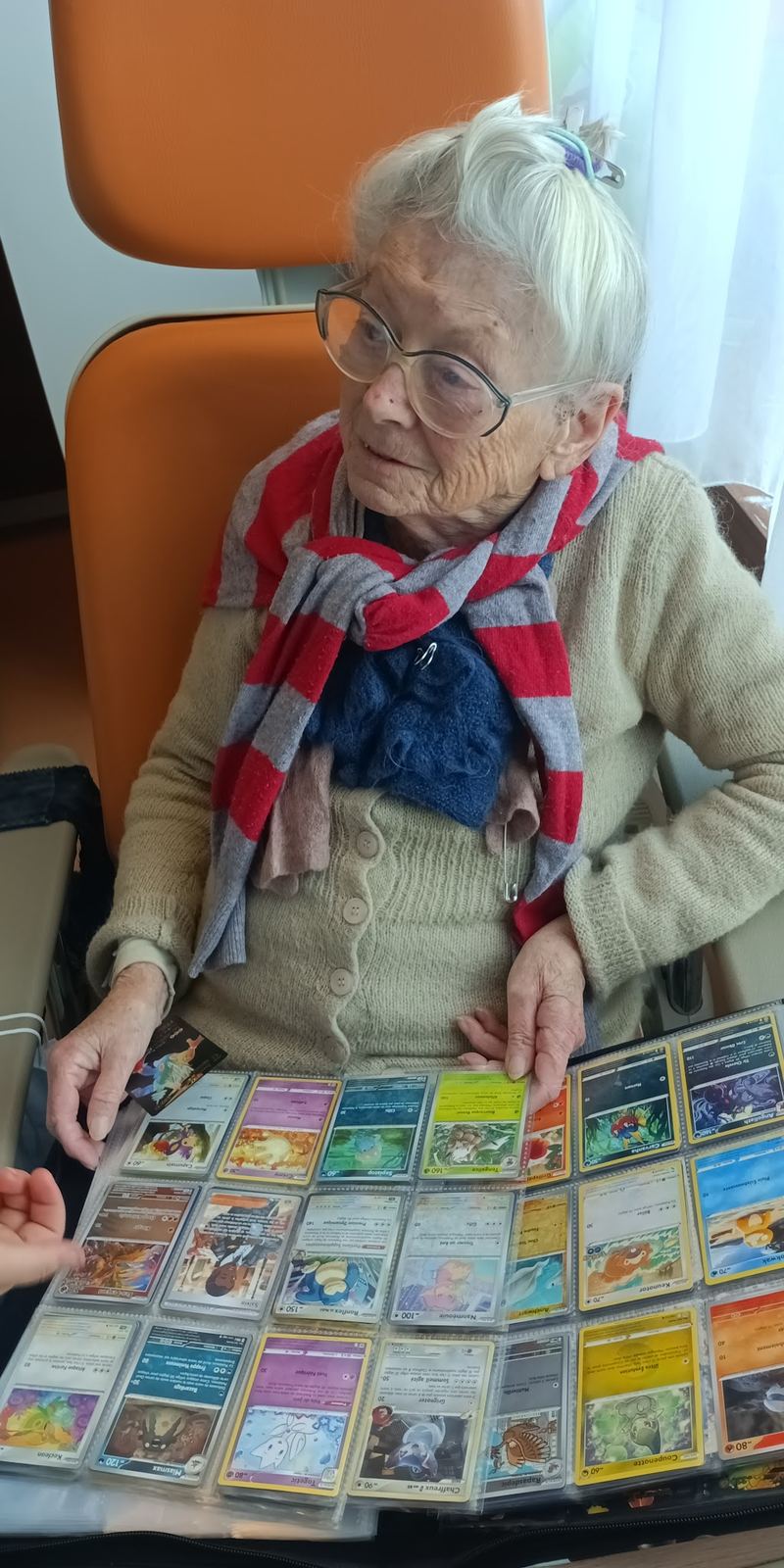 Micheline qui découvre (ou redécouvre) les cartes Pokémon…