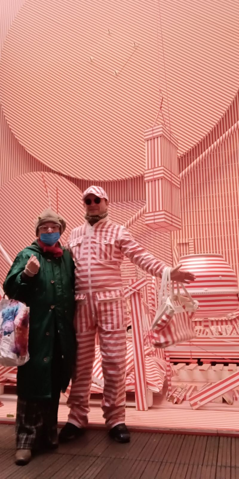 Micheline dans une exposition d’art avec François