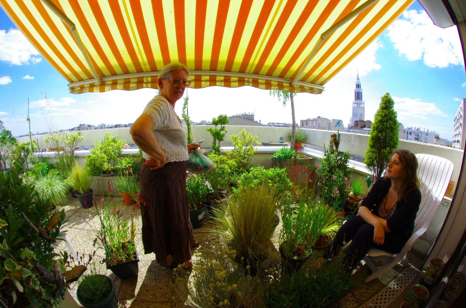 Micheline et sa petite-fille Camille, sur sa terrasse
